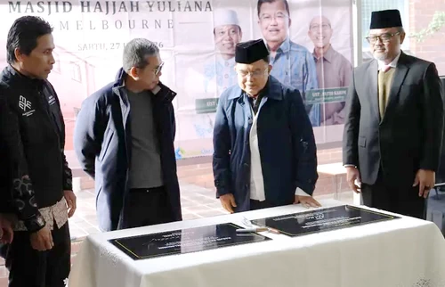 Yusuf Kalla saat peletakan batu pertama pembangunan Islamic Center Indonesia di Australia. (ist)