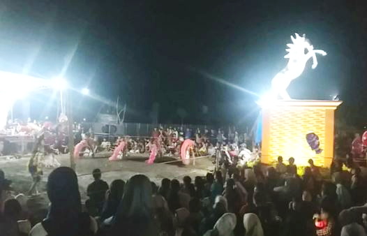 Kegiatan di alun alun desa Dapet, banyak dikunjungi warga.