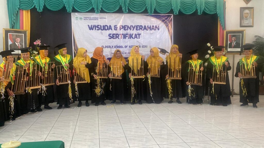 ESA Aisyiyah Surakarta Wisuda 11 Lansia Angkatan Pertama