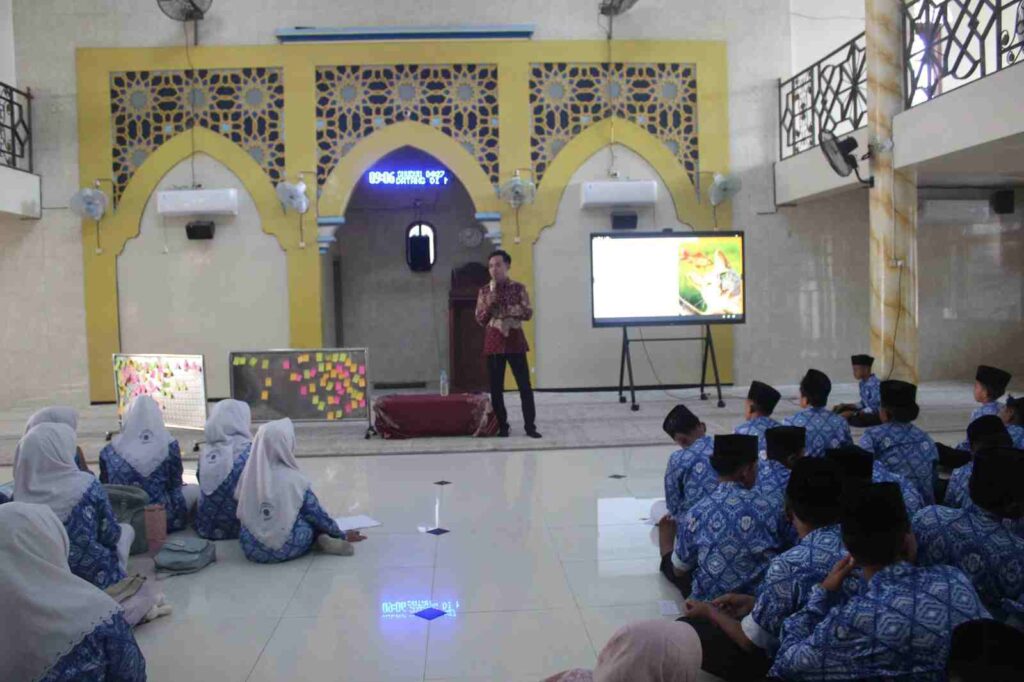 Fathan Faris Saputro Latih Murid SMP Muhammadiyah 1 Babat Menulis Artikel Opini