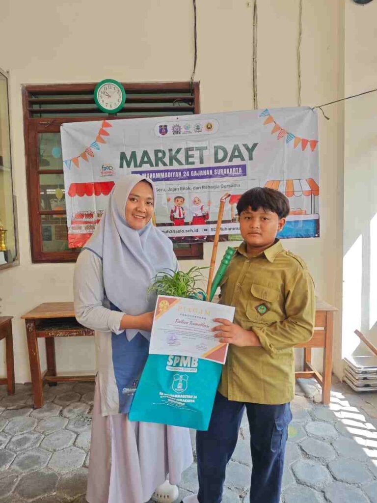 Jalan Sehat dan Market Day Warnai MPLS SD Muhammadiyah 24 Gajahan Surakarta