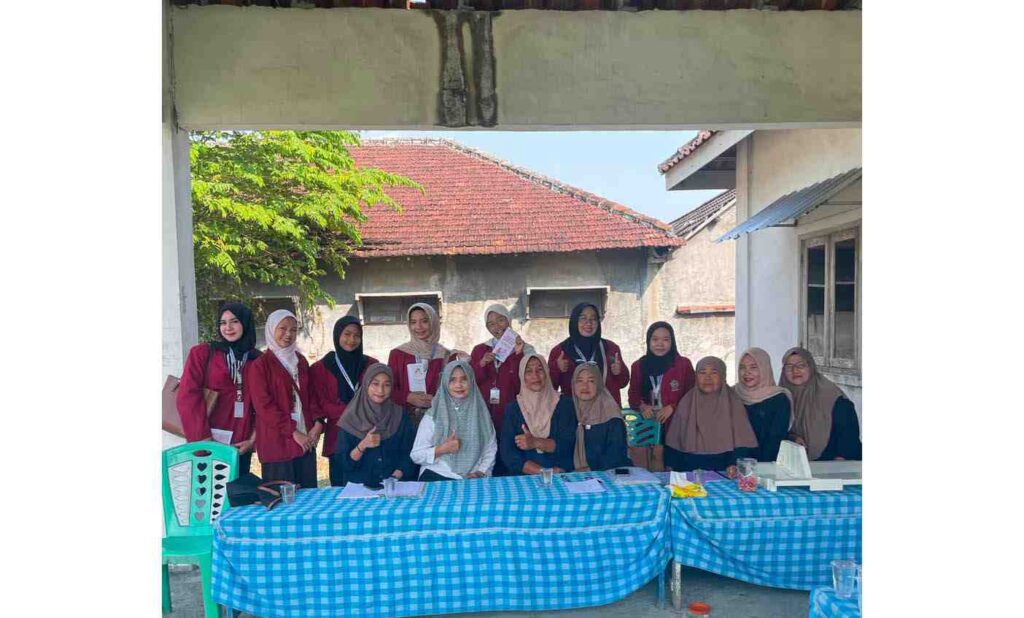 Mahasiswa KKN Kelompok 27 UMSURA Laksanakan Pendampingan Posyandu di Desa Dapet Gresik