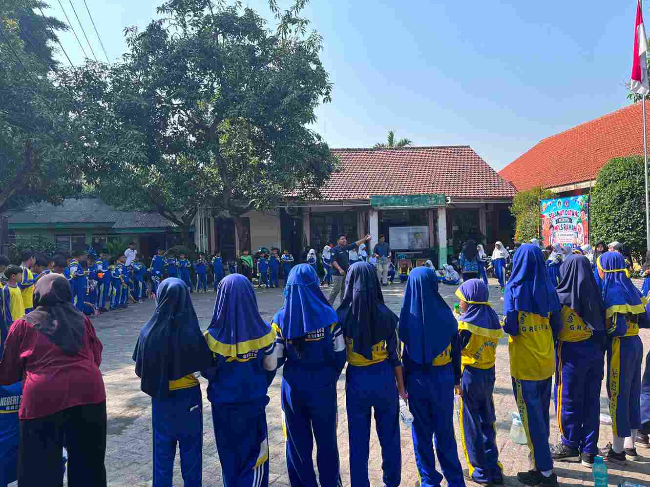 Mahasiswa KKN UMSURA dan FKG Edukasi Kesehatan Gigi bagi 107 Siswa SDN UPT 239 Gresik