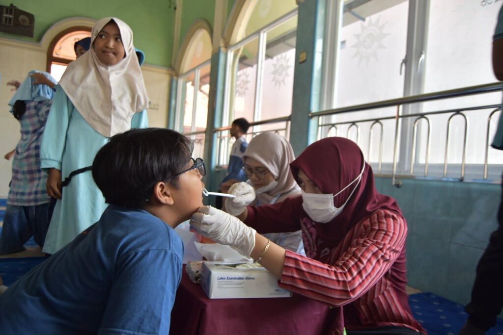  KKN Kelompok 30 UMSurabaya dan Pengmas FKG UMSurabaya Gelar Penyuluhan Kesehatan di SD Muhammadiyah Menganti 1