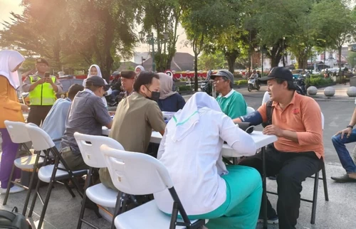 Petugas medis RS PKU Muhammadiyah Yogyakarta melayani wisatawan lewat Mobile Clinic. (ist)