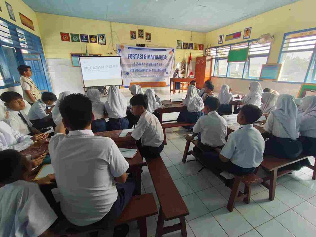 Mahasiswa KKN UINSA Surabaya Bekali Peserta Fortasi MTs Muhammadiyah 4 Bulubrangsi 