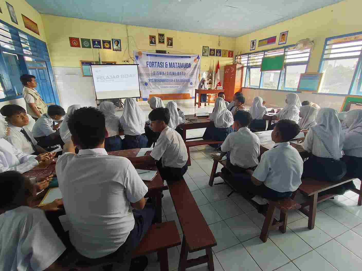 Mahasiswa KKN UINSA Surabaya Bekali Peserta Fortasi MTs Muhammadiyah 4 Bulubrangsi 