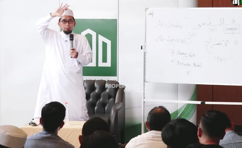 Ustaz Adi Hidayat.