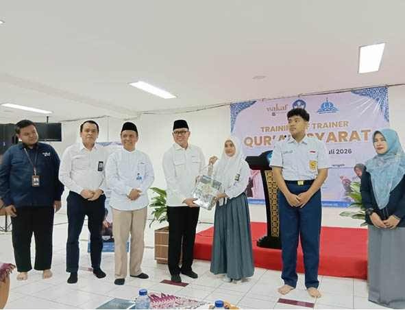 Penyerahan al Quran bahasa isyarat menandai pembukaan training baca al quran isyarat. (ist)