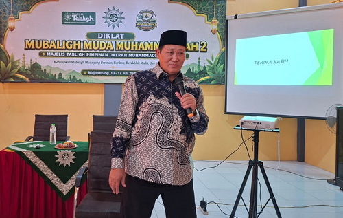 Wakil Ketua Pimpinan Wilayah Muhammadiyah (PWM) Jawa Timur, Dr. H. M. Sholihin Fanani, M.PSDM, saat menjadi pemateri. (ist)