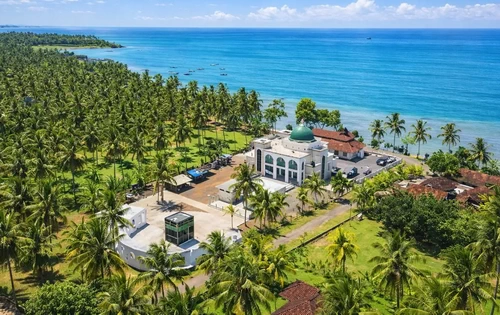 Masjid Raudlatul Jannah atau yang populer dikenal sebagai Masjid Pantai Bali. (ist)