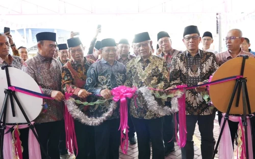 Haedar Nashir saat meresmikan gerai Mentari Mart kelima di Banjarmasin, Kalimantan Selatan. (ist)