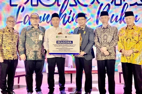 Penyerahan secara simbolis beasiswa untuk Dai wilayah 3T. (ist)