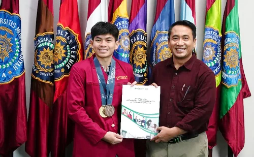 Rektor UMSURA, Prof. Dr. Mundakir, menyerahkan bonus pada Putra Tri Ramadhani. (ist)