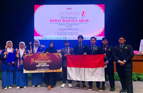 Tim Indonesia dalam debat bahasa Arab di Malaysia. (ist)