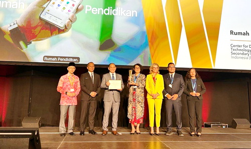 Sekretaris Jenderal Kemendikdasmen, Suharti, menerima trophy juara. (ist)