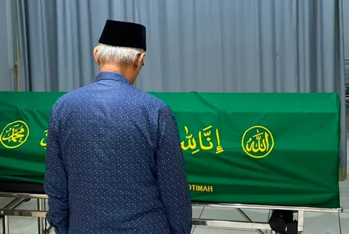 Haedar Nashir saat memimpin salat jenazah di musalah PKU Muhammadiyah Gamping. (ist)