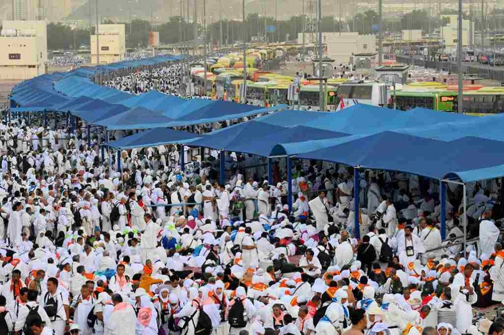 Hukum Memasang Gelar Haji (H.) dan Hajjah (Hj.): Antara Tradisi, Identitas, dan Keikhlasan Ibadah