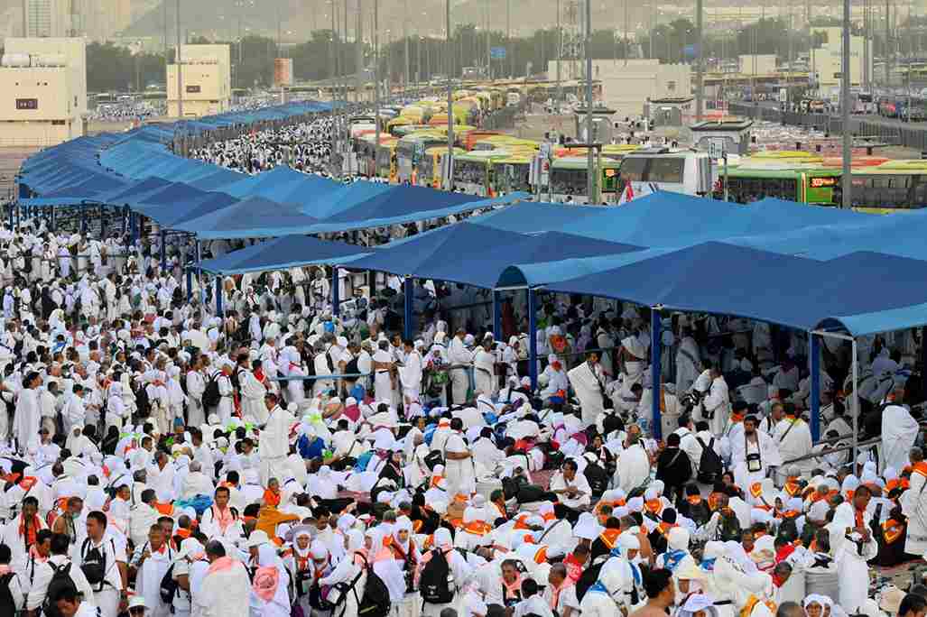 Hukum Memasang Gelar Haji (H.) dan Hajjah (Hj.): Antara Tradisi, Identitas, dan Keikhlasan Ibadah