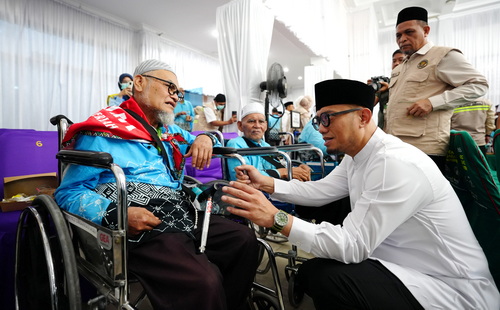 Wamenhaj Dahnil Anzar Simanjuntak berdialog dengan jemaah haji pengguna karsi roda. (ist)