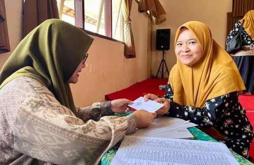 Umi Hanik Wahyuni, Guru RA Tarbiyatul Athfal Desa Gilis Sarang menerima insentif dari Baznas. (ist)