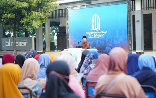 Bachtiar Dwi Kurniawan dalam Pengajian Ahad Pagi yang digelar di Masjid Al-Manar. (ist)