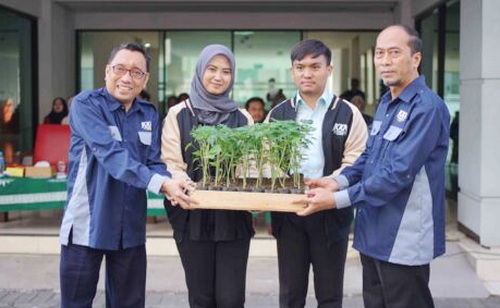 Rektor Umsida, Dr. Hidayatulloh, M.Si. (kanan) saat melepas rombongan KKN. (ist)