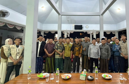 Perangkat desa Banjarsari, Pandaan, bersama para mahasiswa KKN Umsura. (ist)