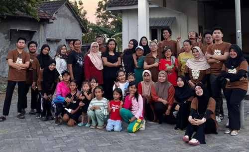 Mahasiswa KKN dan warga Kedungdowo, Dapet, Balungpanggang, usai senam bersama. (ist)