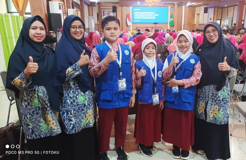 Rafandra, Kikan, dan Cinta didampingi oleh Ibu Maria, Ibu Ririn, dan Ibu Solihah. (nun)