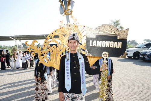 Penampilan tim defile PDM Kabupaten Lamongan.