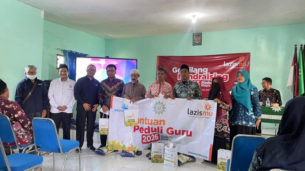 LAZISMU KP Jatim Salurkan Paket Peduli Guru Tahap Awal di Pamekasan, Madura