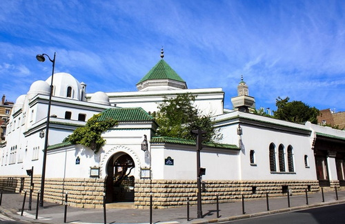 Masjid-masjid di Kota Paris, Perancis, seperti masjid Agung Paris, membuka pintu untuk berteduh bagi semua orang, saat gelombang panas ekstrem melanda kota itu. (ist)