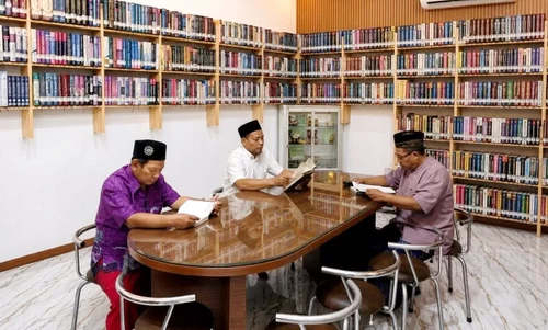 Perpustakaan masjid di Pogot Surabaya. (ist)