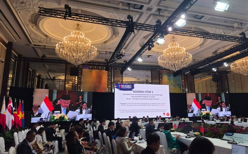 Mendikdasmen Abdul Mu'ti saat memberikan paparan pada forum Pertemuan Menteri Pendidikan ASEAN ke-14 (14th ASED) di Singapura. (ist)