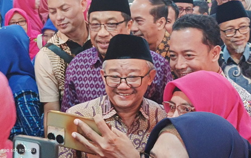 Menteri Abdul Mu'ti, bersama para guru yang ingin berfoto. (nun)