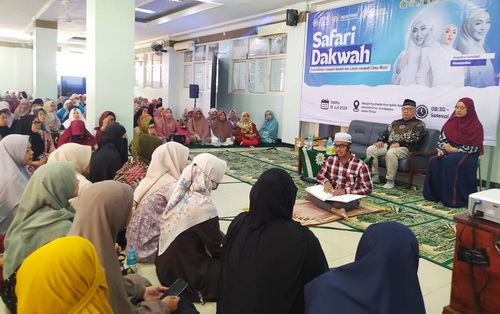 Muhammad Raditya Rahman (baju kotak-kotak), murid tunanetra sedang membacakan al Qur'an Braille. (ist)