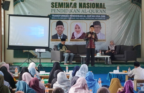 Kasubdit Madrasah Diniyah Takmiliyah dan Pendidikan Al-Qur’an Kemenag, Aziz Syafiuddin, saat memaparkan materi. (ist)