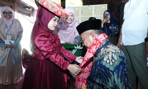 Mendikdasmen Abdul Mu'ti saat mengunjungi TK 'Aisyiyah Terpadu Birrul Walidain, Kudus. (ist)
