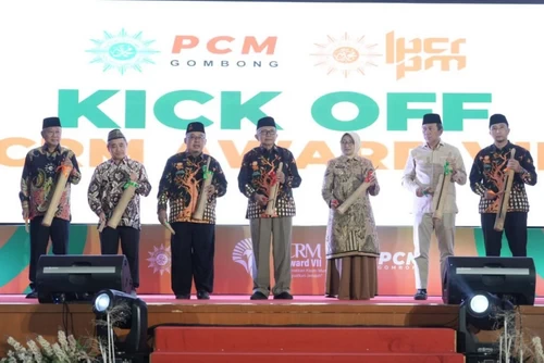 Menabuh kentongan menandai Kick Off Cabang Ranting Muhammadiyah (CRM) Award VII. (ist)