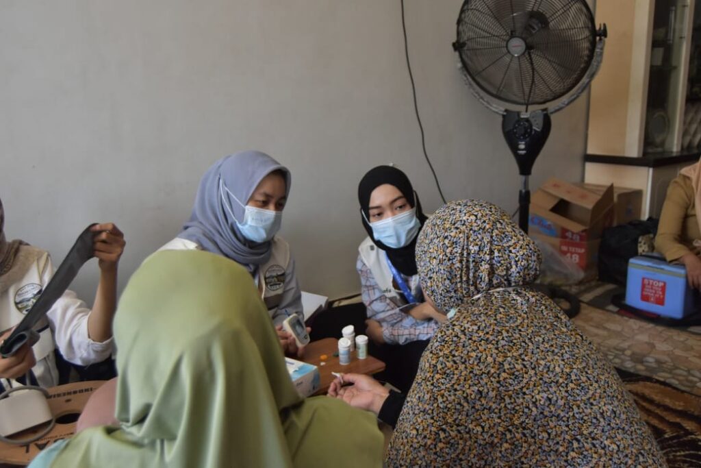Gelar Pemeriksaan Umum, Kelompok 30 KKN UMSURA Kolaborasi dengan Tim Posyandu Sidowungu Menganti