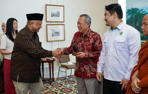 Direktur Eksekutif AYANA, Rizal Algamar, menyerahkan plakat kepada Ketua Pimpinan Pusat Muhammadiyah, Prof. Dr. H. Syafiq A. Mughni, M.A. (foto AYANA)