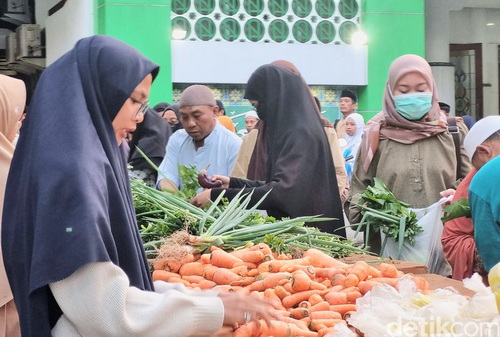 Sayur gratis usai salat subuh di Masjid, sebagai bentuk membantu umat. (ist)