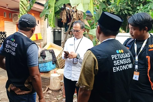 Petugas sensus sedang mendata di lapangan. (ist)