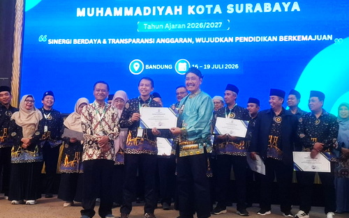 SMP Muhammadiyah 15 Boarding School Surabaya menerima tiga penghargaan dalam PDM Award 2026. (ist)