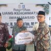 Suli Da’im Serahkan Uang Kehormatan bagi 25 Imam Masjid di Ponorogo