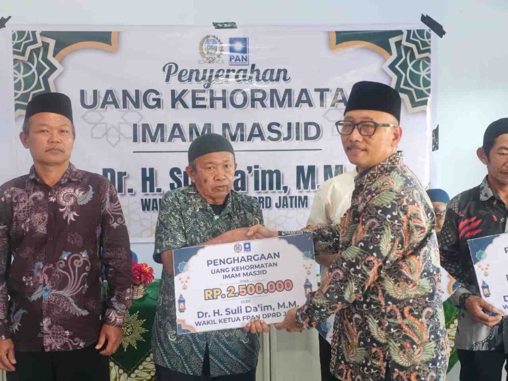 Suli Da'im Serahkan Uang Kehormatan bagi 25 Imam Masjid di Ponorogo
