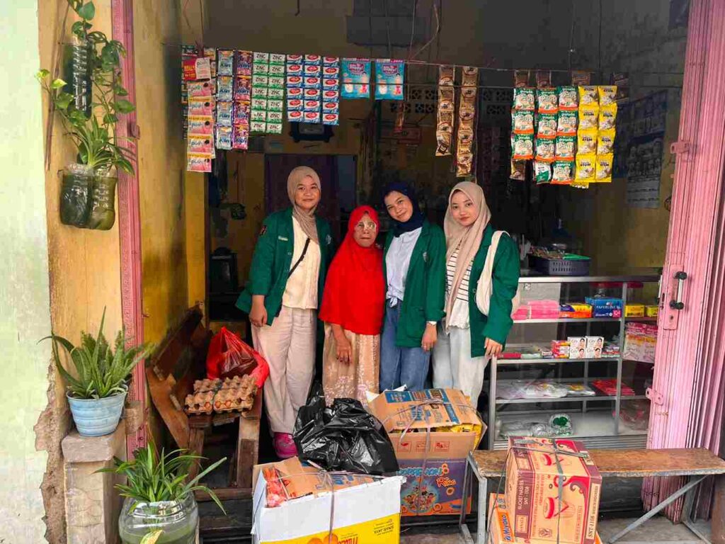 Mahasiswa Farmasi UHAMKA Sukses Berdayakan Keluarga Dhuafa di Jabodetabek