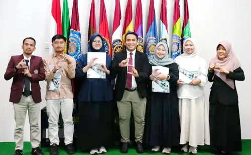 Tenaga kependidikan UMSURA dilepas oleh Rektor untuk melanjutnya pendidikan. (ist)