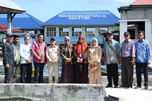 Wamendikdasmen Fajar Riza Ul Haq, saat mengunjungi SMA Muhammadiyah di Wakatobi. (ist)